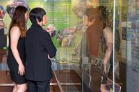 學生大使為嘉賓介紹書院過去十年的主要發展和一些標誌性活動